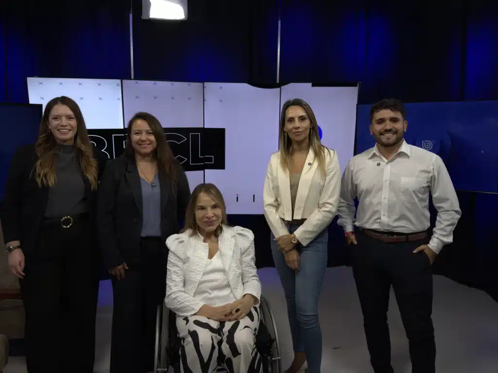 La Ley de Conciliación de la Vida Personal, Familiar y Laboral, fue tema de un panel de Radio Bio Bio, moderado por la psicóloga y profesora Ana María Acuña, destaca como un hito en la equidad de género, permitiendo a hombres y mujeres equilibrar sus responsabilidades laborales y familiares.