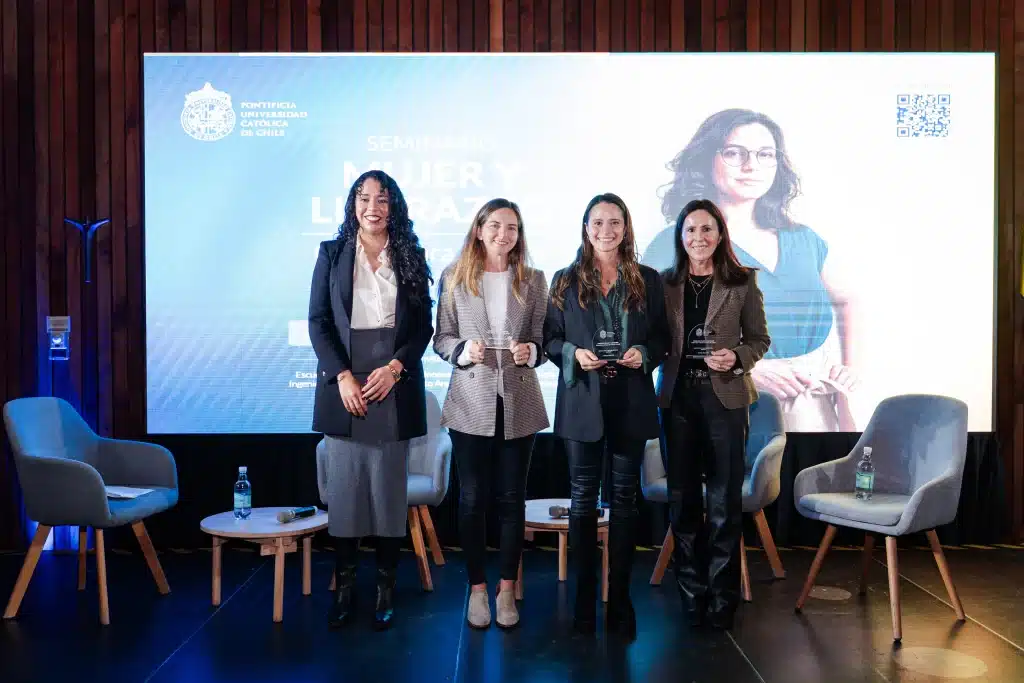 Rocío Ortiz, subdirectora de Industrias del futuro del Centro de Innovación UC, Teresita Morán, Andrea Castro y Silva Fernández.