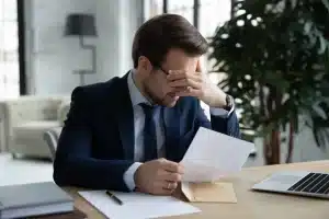 Aunque una empresa tenga buenos resultados financieros, su CEO puede ser despedido. Descubre por qué las comparaciones sociales y el historial corporativo influyen más de lo que crees.