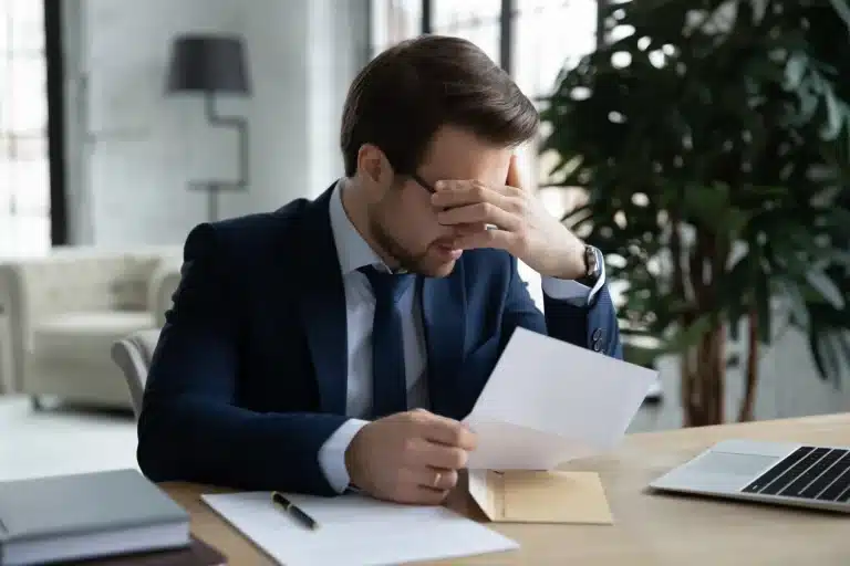 Aunque una empresa tenga buenos resultados financieros, su CEO puede ser despedido. Descubre por qué las comparaciones sociales y el historial corporativo influyen más de lo que crees.