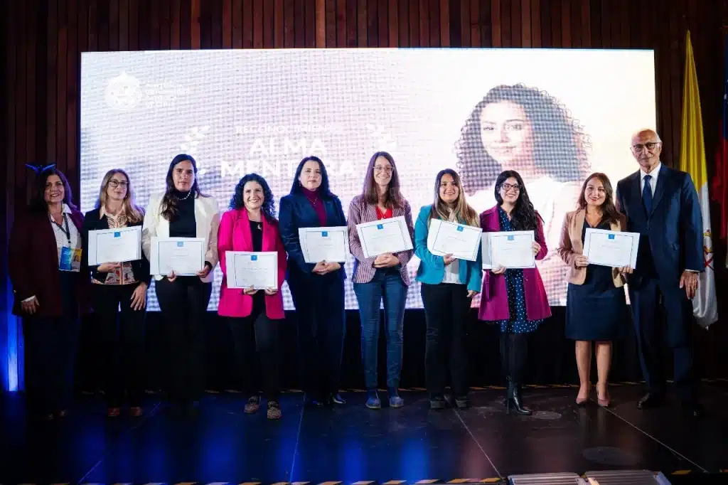Las becadas en la fotografía oficial del evento de Alma Mentora, una instancia que promueve el liderazgo