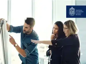 Equipo resolviendo conflictos con estrategias efectivas