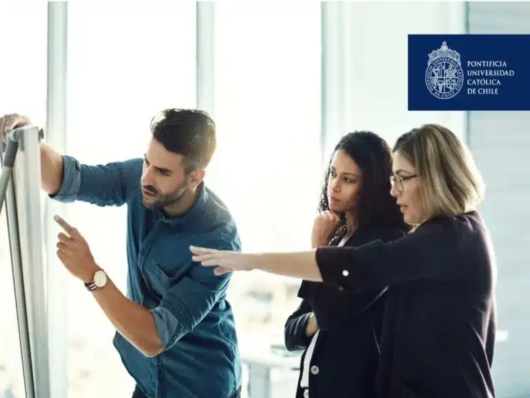Equipo resolviendo conflictos con estrategias efectivas