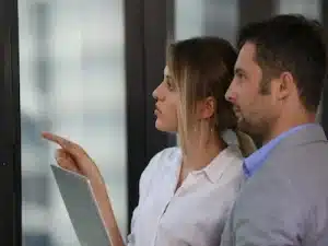 Trabajadores evaluando los posibles riesgos estratégicos de una empresa