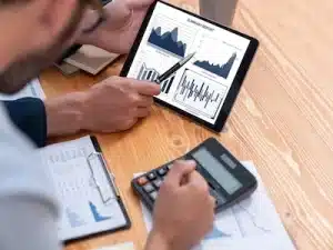 Profesionales revisando el indicador financiero EVA de una empresa.
