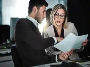 Profesional en una oficina revisando documentos legales y técnicos para definir qué es un administrador de contrato.