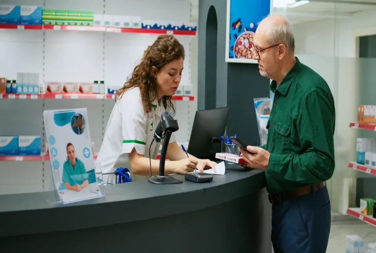 Profesional atendiendo con paciencia a un cliente difícil.
