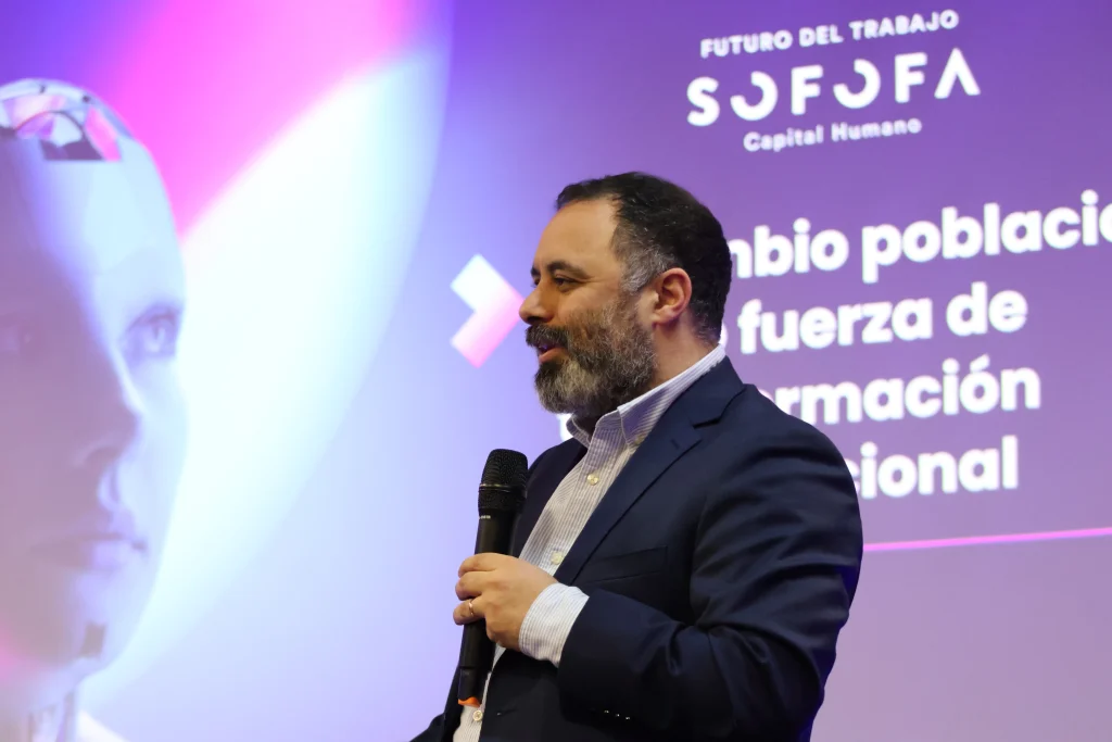 Juan Eduardo Carmach en el Seminario Mujer y Liderazgo UC 2026