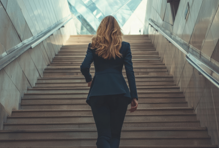 El peldaño roto y la brecha en las promociones laborales de las mujeres