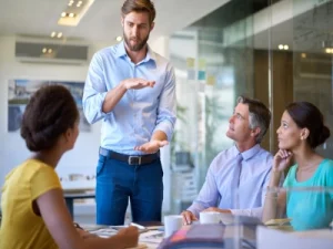 Profesionales analizando métricas de gestión del desempeño en una oficina.