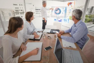 Profesionales analizando métricas de gestión para un mejor desempeño en una oficina.
