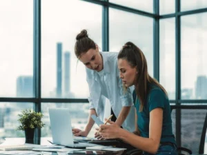 Profesionales planificando el desarrollo organizacional en una empresa.
