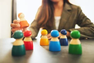 Profesional planificando sobre el desarrollo organizacional en una empresa.