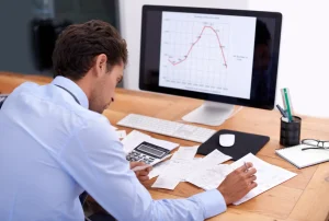 Analista revisando gráficos para aplicar técnicas de revenue management en una empresa.