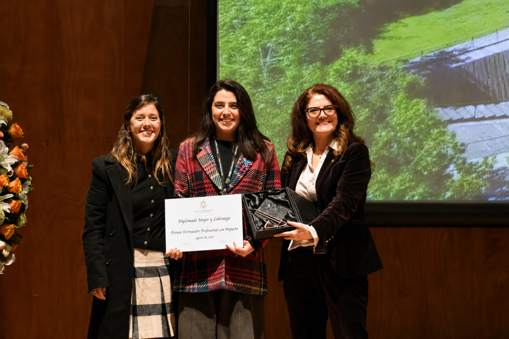 Diplomado en Mujer y Liderazgo UC recibe reconocimiento en Ceremonia San Agustín UC