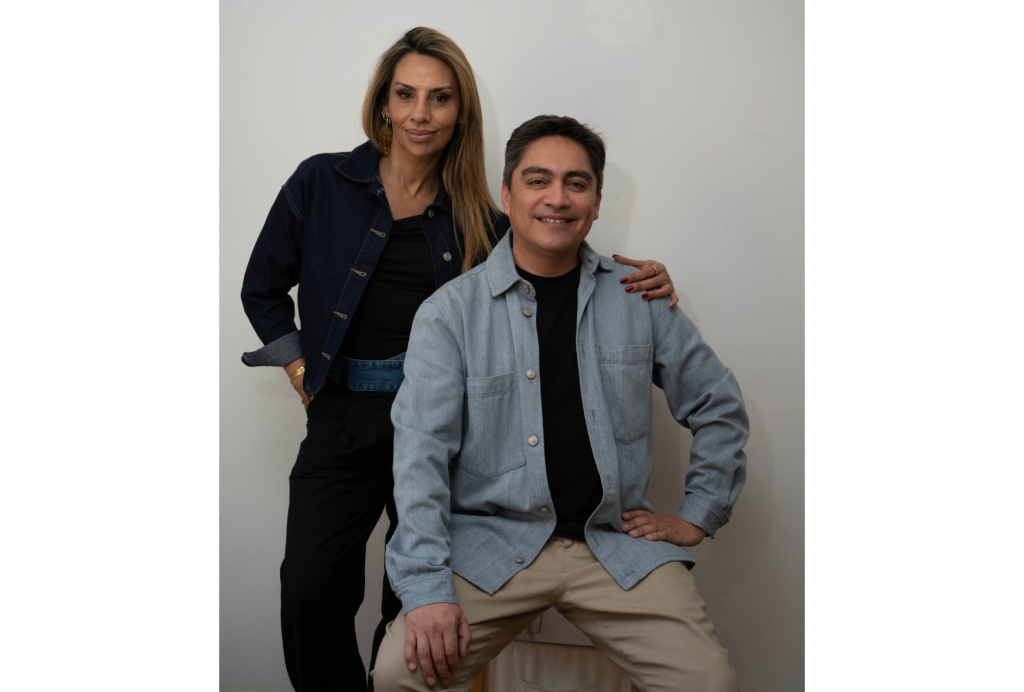 Proyecto Ríe impulsa el bienestar laboral mediante el humor consciente, promoviendo relaciones respetuosas, liderazgo y colaboración en las organizaciones.