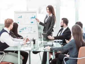 equipo comparando gráficos corporativos del eNPS