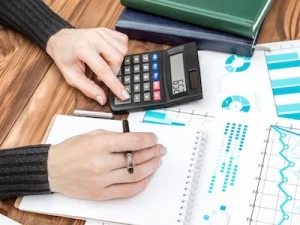 cómo calcular el margen de contribución restando los costos variables del precio de venta.