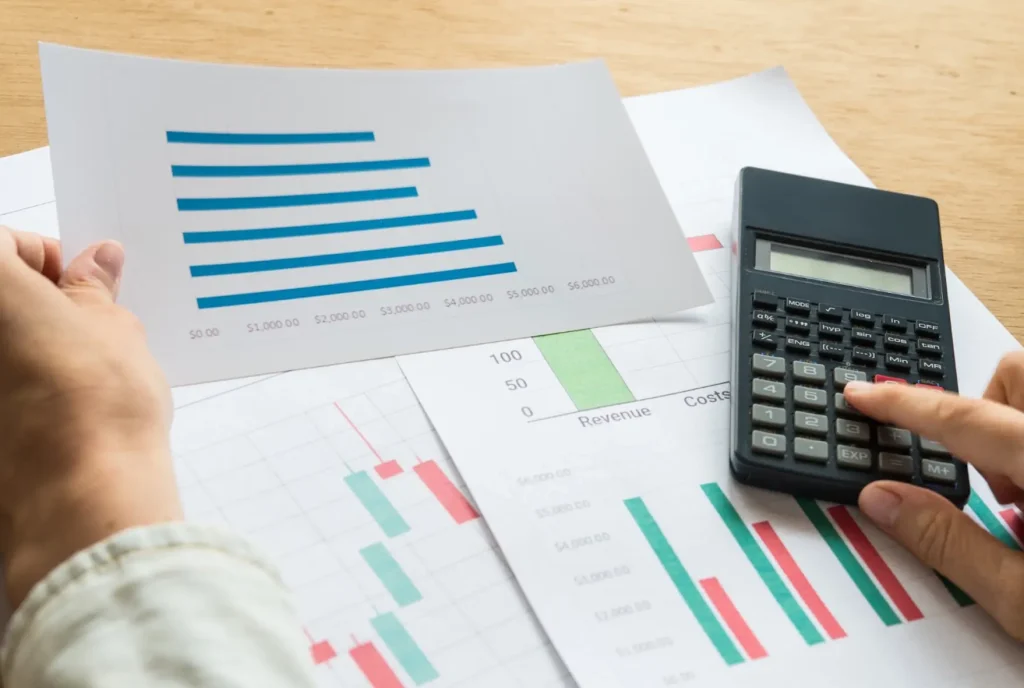 Gráfico financiero que muestra cómo calcular el margen de contribución restando los costos variables del precio de venta.