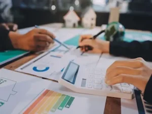 equipo revisando los tipos de desviaciones presupuestarias en un proyecto de edificación.