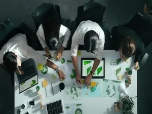 Equipo evaluando el impacto de los criterios ESG en la empresa